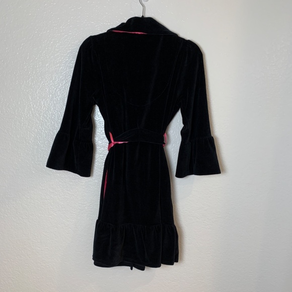Betsey Johnson Black Velvet Short Robe Size Medium Pink Satin Bell Sleeve - Picture 10 of 11